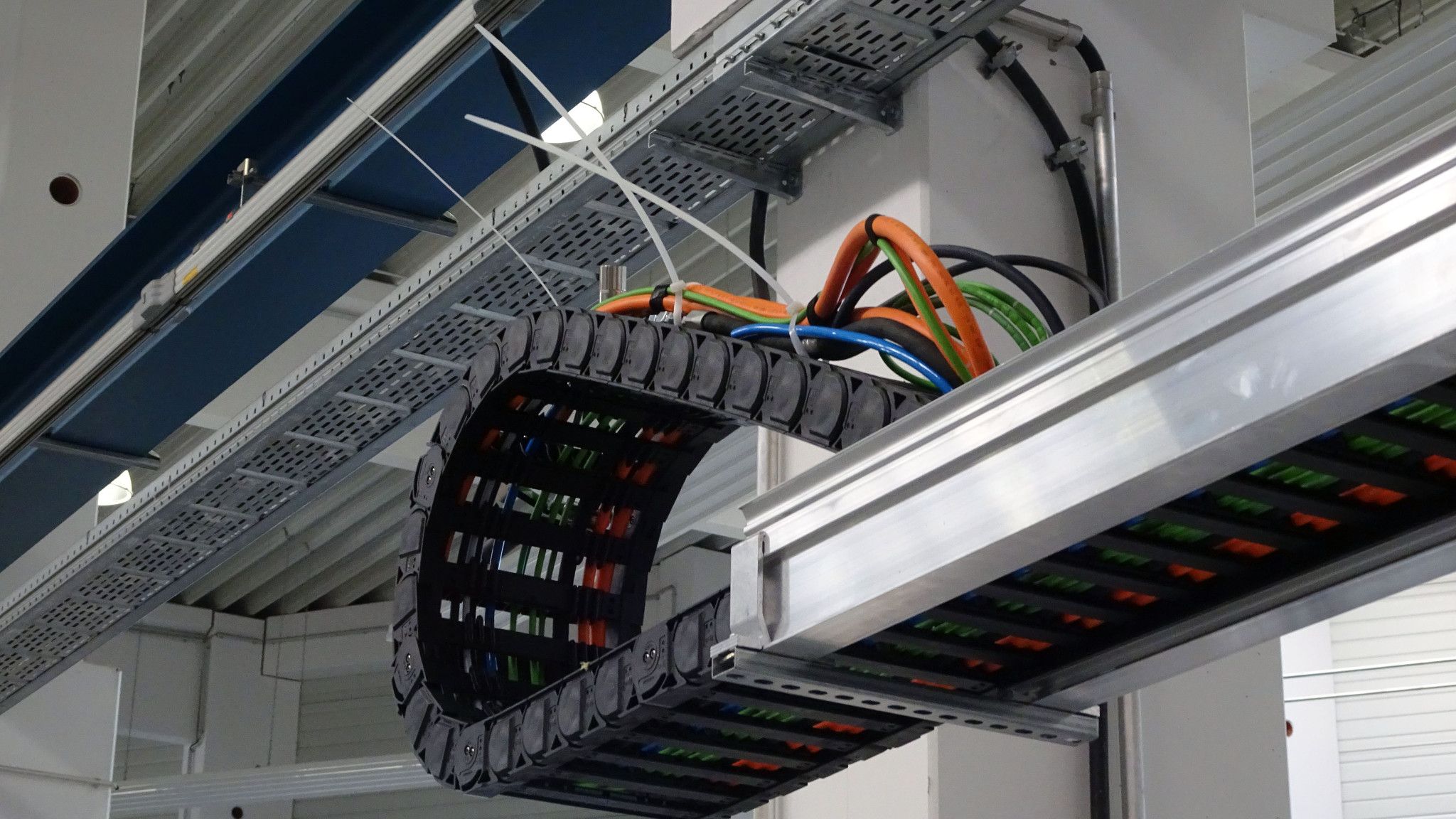 Die Gehring Gruppe gilt weltweit als Spezialist für Transferstraßen, mit denen Motorblöcke hochpräzise bearbeitet werden. Das Unternehmen hat ein modulares System von Portalen entwickelt, mit denen z.B. Kurbelgehäuse von einer Bearbeitungsstation zur nächsten gefördert werden – mit hohem Tempo. Bei der Energiezuführung setzt Gehring auf besonders „schnelle“ und laufruhige Energieketten – und auf konfektionierte, einbaufertige Leitungssätze von igus.