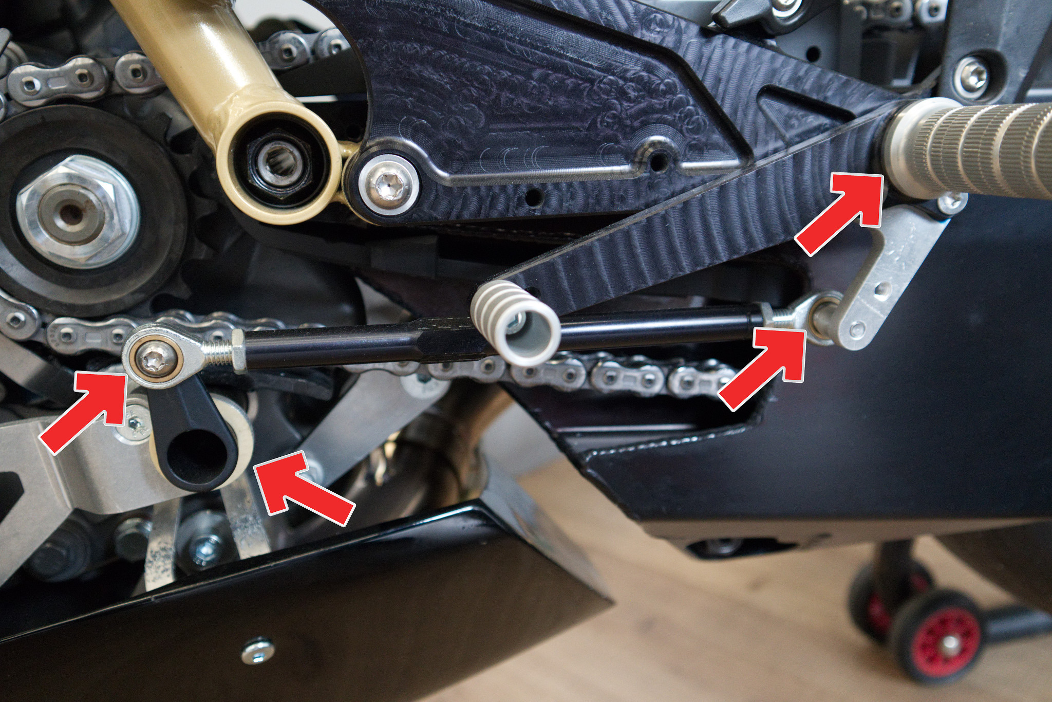 Der Motorsport auf zwei Rädern kennt eine ganze Reihe unterschiedlicher Fahrzeugklassen – bis hinunter zu Ein-Zylinder-Maschinen. Die begrenzte Motorpower dieser Bikes ist kein Nachteil, wenn das Gewicht – also die zu beschleunigende Masse – ebenfalls stark reduziert wird. Kunststoff-Lager statt metallische Alternativen leisten hier einen wichtigen Beitrag. Und sie zeigen noch weitere Vorteile im harten Rennalltag.