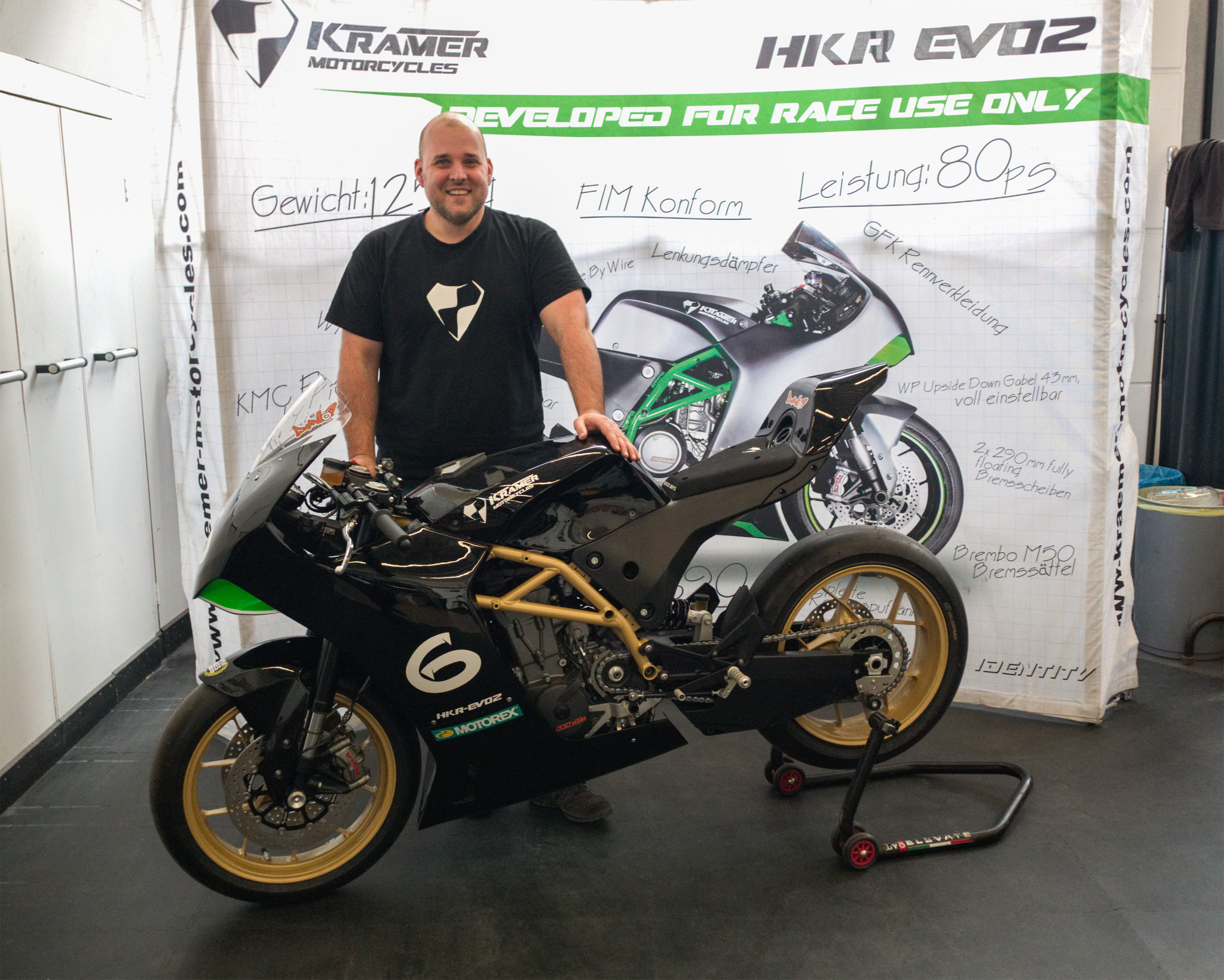 Der Motorsport auf zwei Rädern kennt eine ganze Reihe unterschiedlicher Fahrzeugklassen – bis hinunter zu Ein-Zylinder-Maschinen. Die begrenzte Motorpower dieser Bikes ist kein Nachteil, wenn das Gewicht – also die zu beschleunigende Masse – ebenfalls stark reduziert wird. Kunststoff-Lager statt metallische Alternativen leisten hier einen wichtigen Beitrag. Und sie zeigen noch weitere Vorteile im harten Rennalltag.