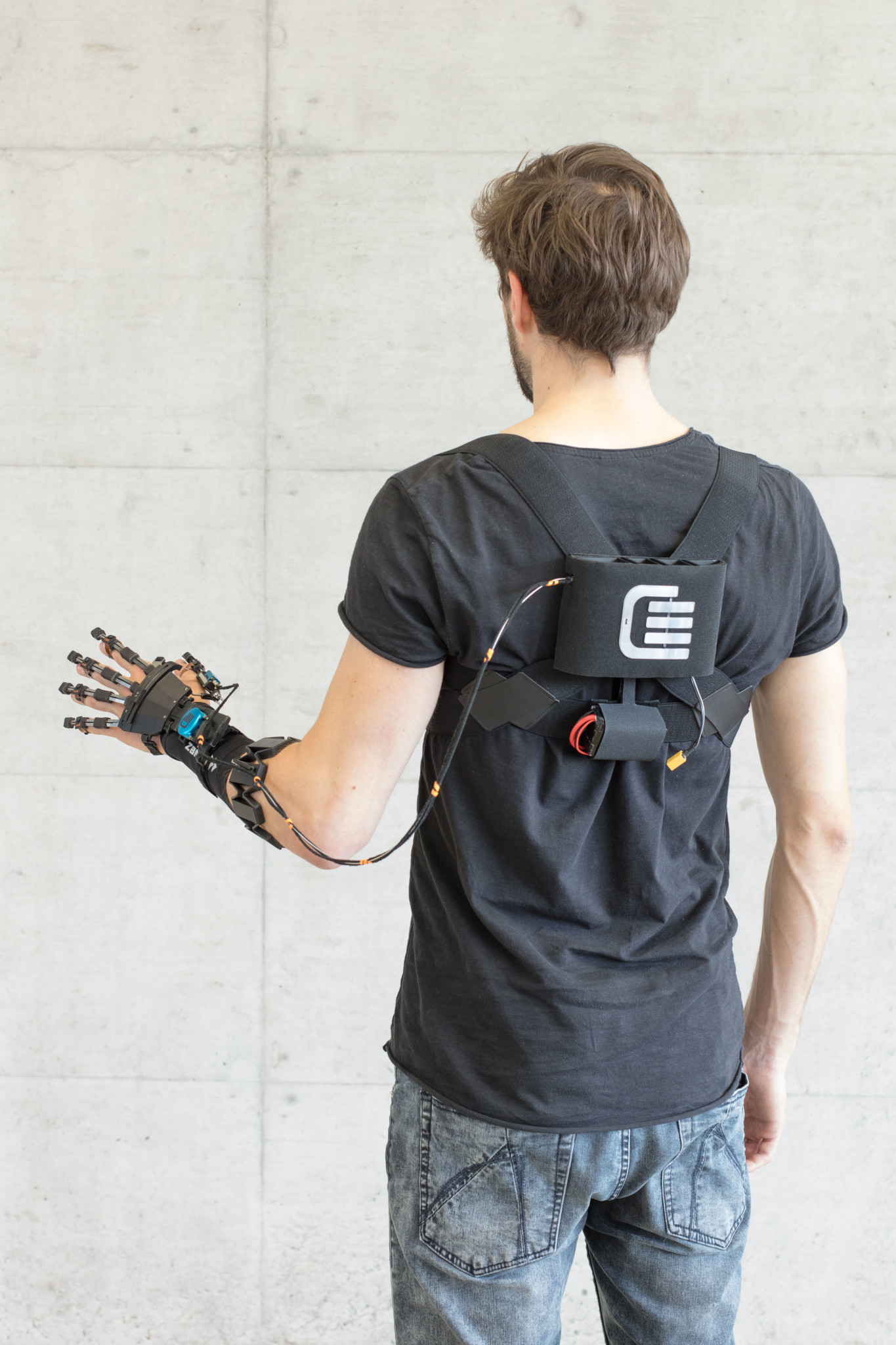 Nach einem Schlaganfall wieder greifen lernen: Ein Exoskelett von Forschern der ETHZ unterstützt Patienten in der Rehabilitationsphase und im Alltag. Für die optimale Kraftübertragung sorgen Fingerglieder aus Hochleistungskunststoff, die das Kölner Unternehmen igus mit dem 3D-Drucker fertigt.