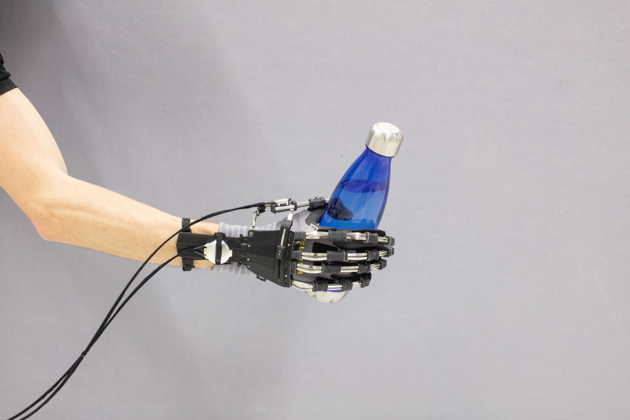 Nach einem Schlaganfall wieder greifen lernen: Ein Exoskelett von Forschern der ETHZ unterstützt Patienten in der Rehabilitationsphase und im Alltag. Für die optimale Kraftübertragung sorgen Fingerglieder aus Hochleistungskunststoff, die das Kölner Unternehmen igus mit dem 3D-Drucker fertigt.