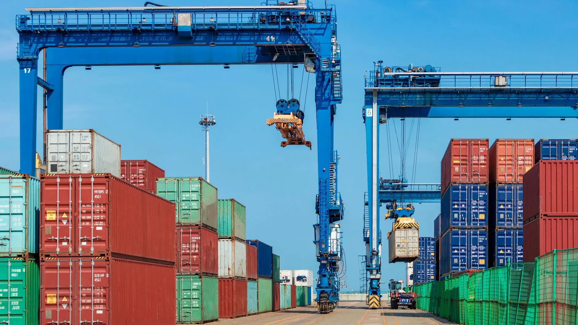 IGUS_AP_Blue_RTG_crane_container_dock_IA_1_8571cb0ca5