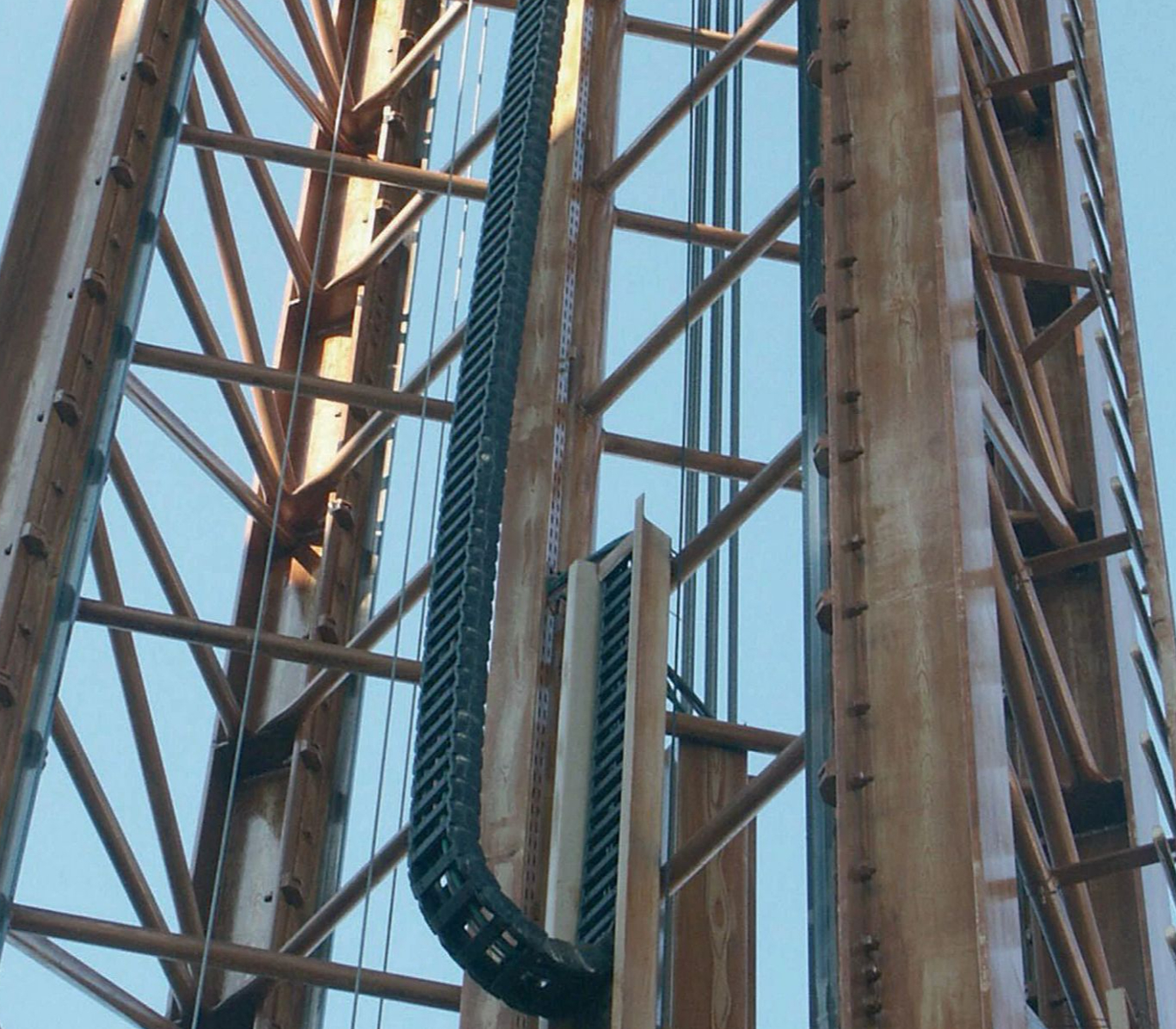 IGUS_AP_FA0906_funfair_ride_gondola_elevator_DE_4.jpeg