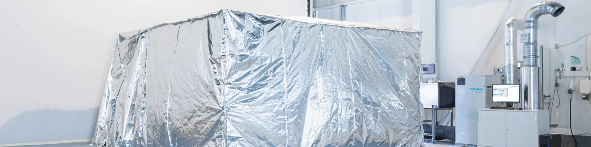 Köln, 19. April 2023 – Wann immer höchste Hygienestandards gefragt sind, punktet igus mit schmierfreien und abriebfesten Kunststoff-Komponenten für die Bewegung. Insbesondere die Batterieproduktion für die Mobilität von morgen erfordert spezielle Umgebungsbedingungen, die durch die Kombination von Trocken- und Reinraum erzielt werden. Für genau diese Anforderungen hat das Fraunhofer IPA ein neuartiges Zertifikat entwickelt. Die Energiekette E6.29 von igus ist die allererste Leitungsführung überhaupt, die unter Trockenreinraum-Bedingungen getestet und nun mit ISO Klasse 4 zertifiziert wurde.