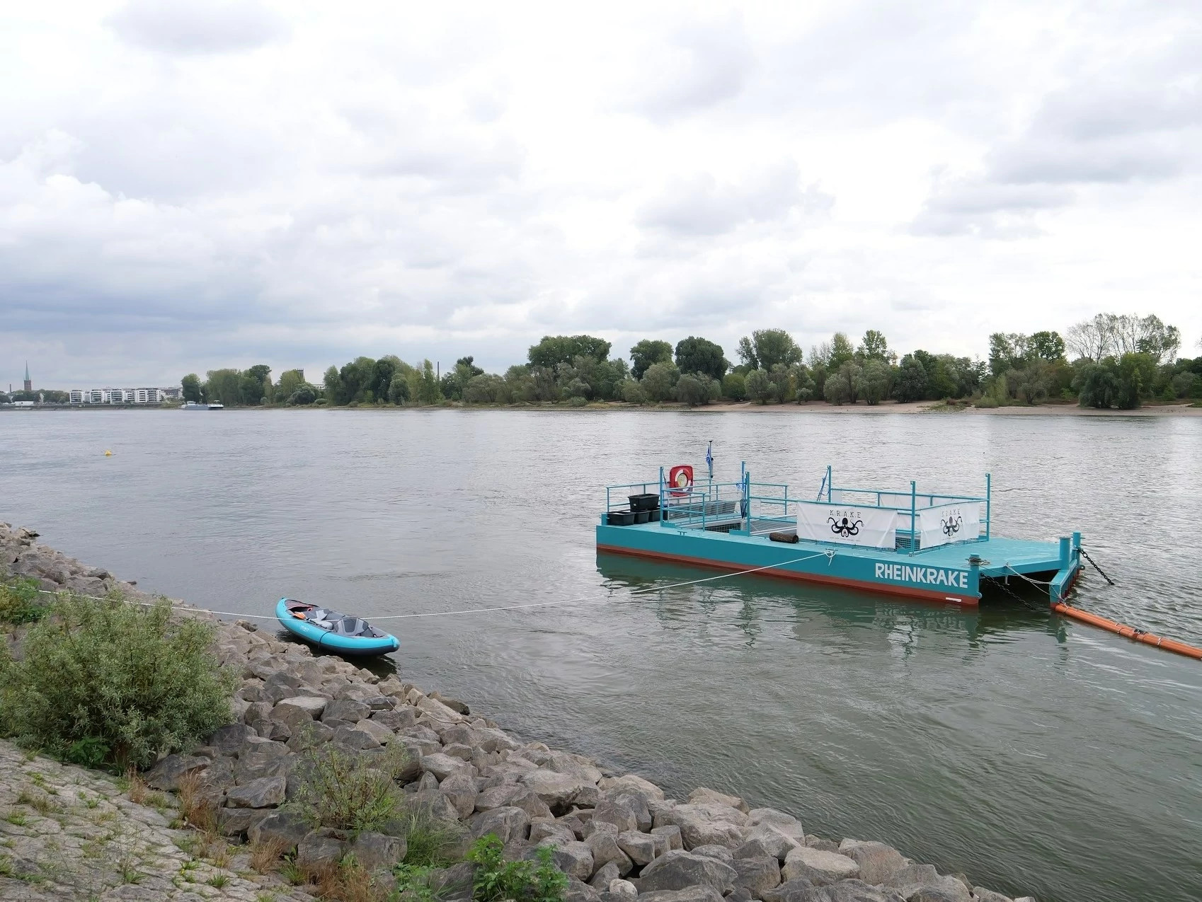 Köln, 16. September 2022 – Jeden Tag fließt eine Tonne Müll den Rhein hinunter. Um einen Teil davon abzufangen, hat der Kölner Verein Krake jetzt eine schwimmende Müllfalle eingeweiht. Zu den Sponsoren der sogenannten „Rheinkrake“ zählt unter anderem der Kölner Kunststoffspezialist igus.