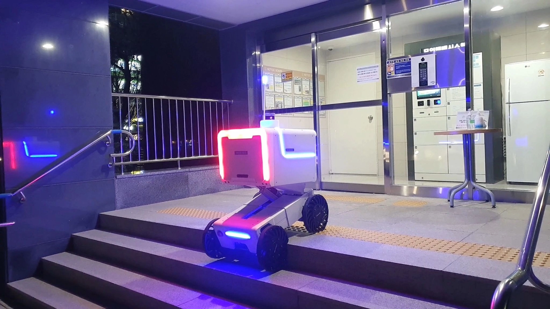 DRL_AP_09_mobinn_delivery_robot_XX_1_8fc87992d9